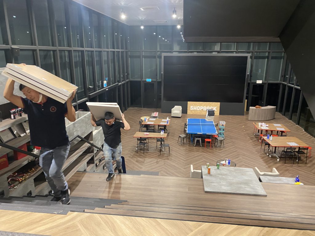 Real office panel carry-out by move move movers – move move movers – move move movers Move Move Movers crew carrying office panels inside a Singapore commercial office site