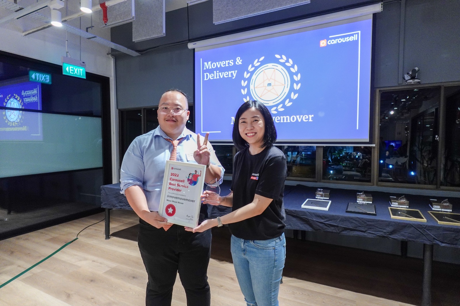Move Move Movers receiving Carousell Best Service Provider award for movers and delivery services in Singapore