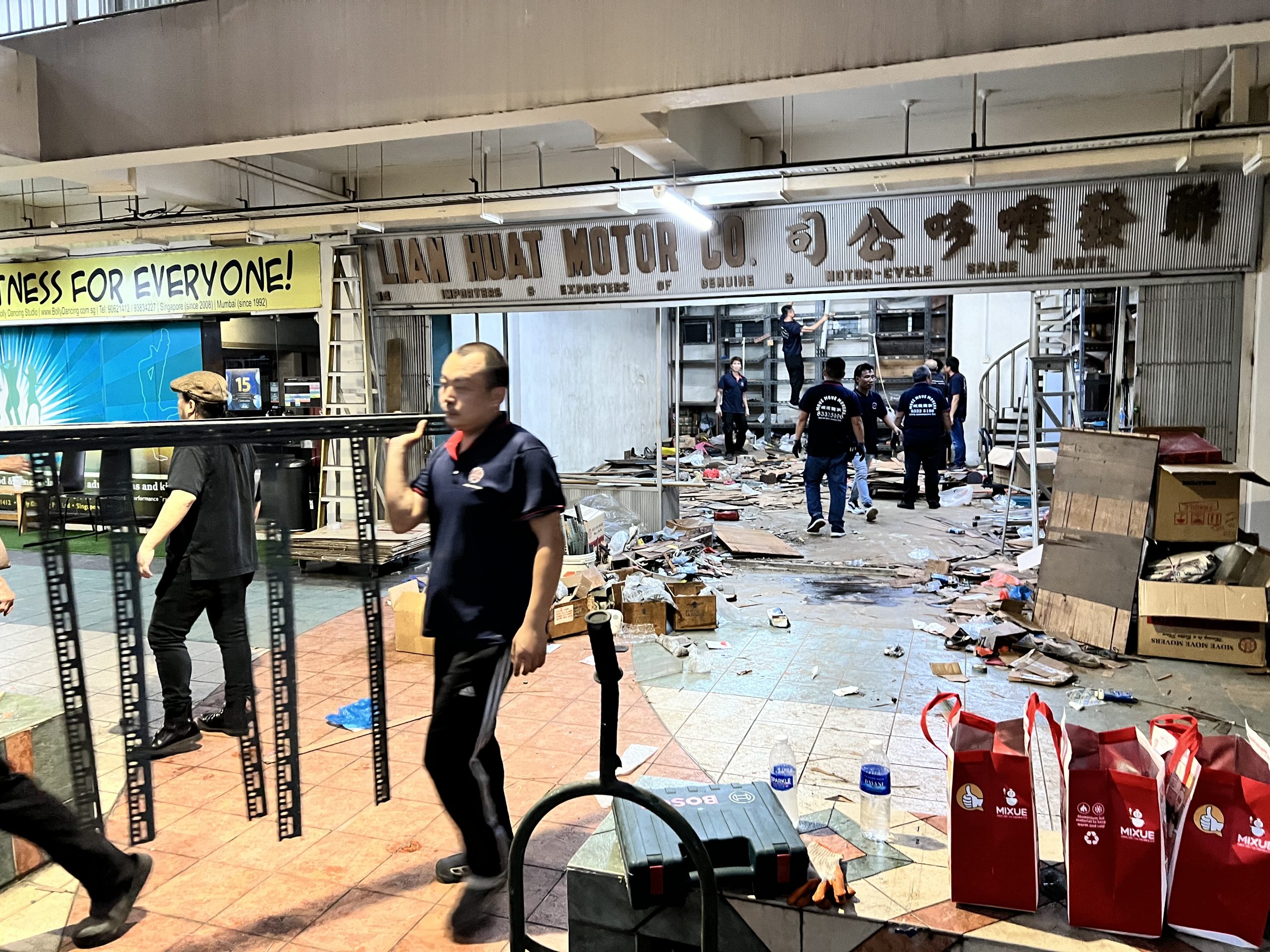 Commercial disposal on-site handling - move move movers – move move movers – move move movers Move Move Movers crew handling commercial disposal and clearance items on site in Singapore