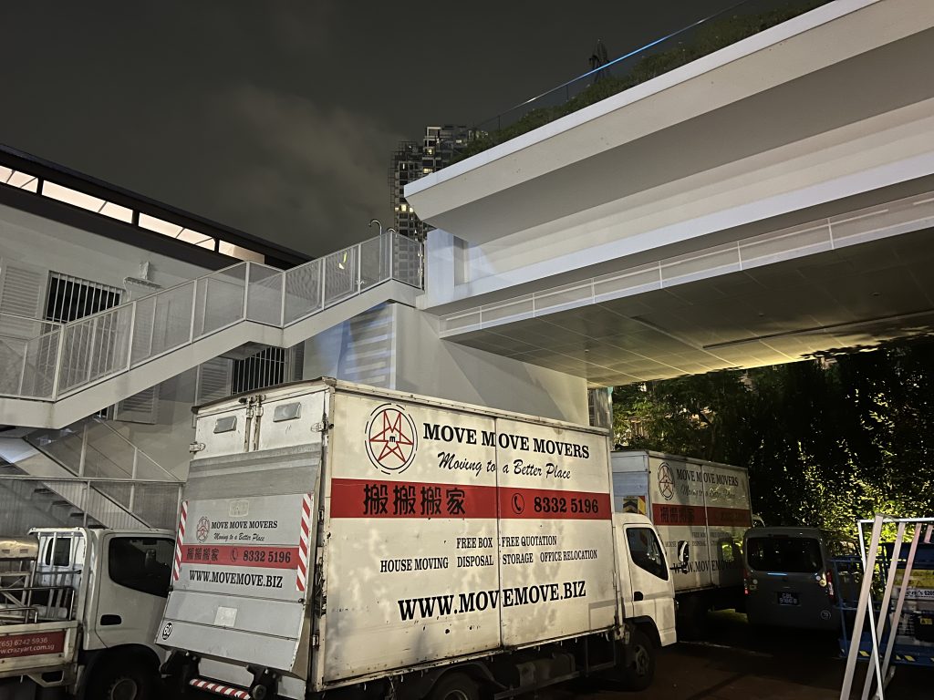 After-hours site access with move move movers lorries – move move movers – move move movers Move Move Movers lorries staged for after-hours access at The Warehouse Hotel in Singapore