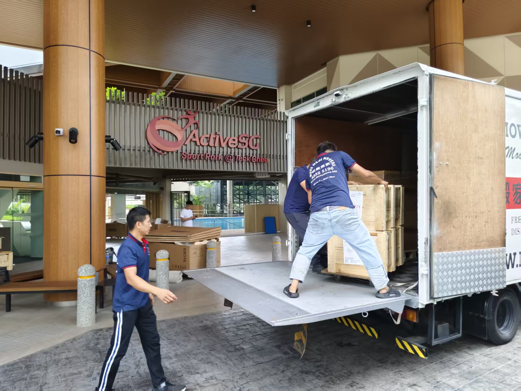 Move Move team loading at commercial entrance