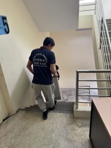 Multi-item cabinet and furniture disposal in singapore – move move movers – move move movers Cabinet and furniture pieces being loaded for disposal in Singapore